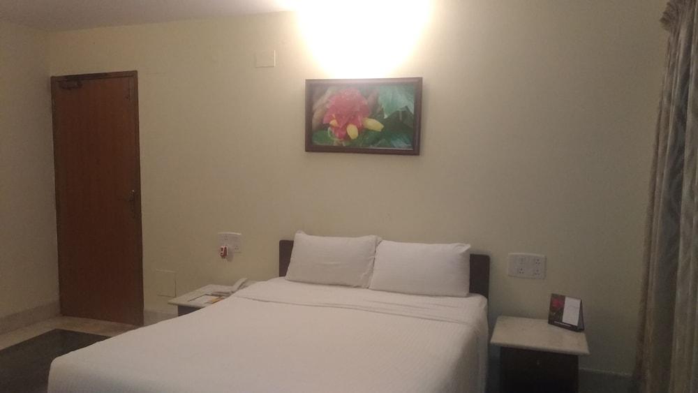 Hanu Reddy Residences Poes Garden Csennai Kültér fotó